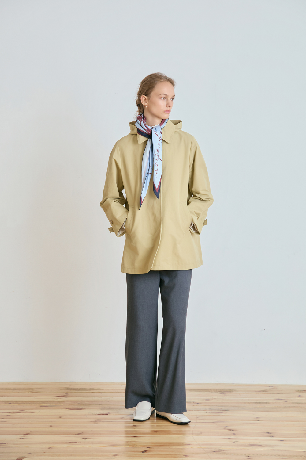 [공식몰] 클래식 하프 트렌치 코트 베이지