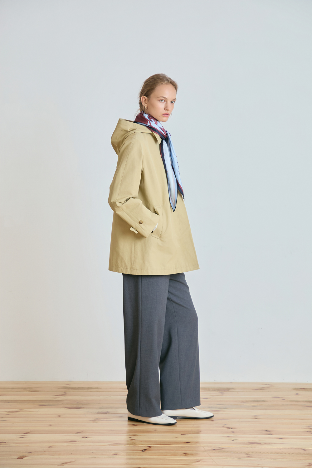 [캐리스노트] 클래식 하프 트렌치 코트 베이지