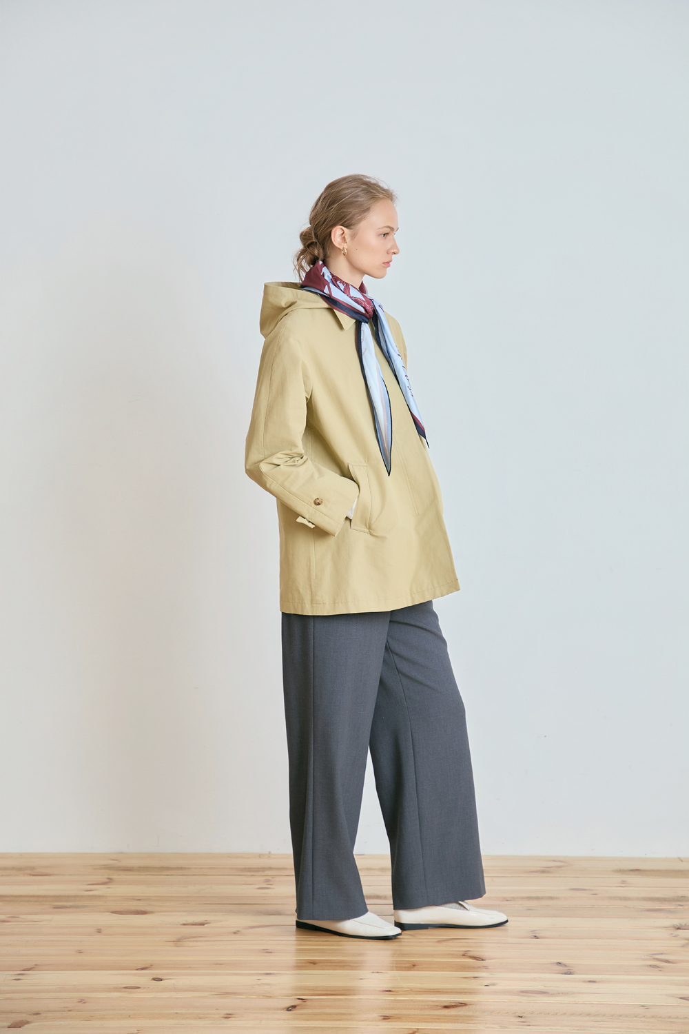 [캐리스노트] 클래식 하프 트렌치 코트 베이지