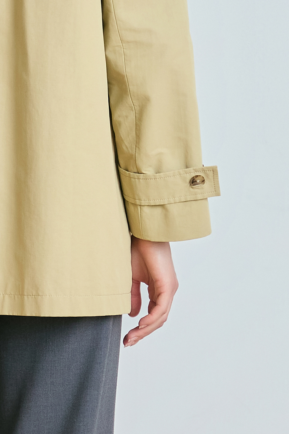 [캐리스노트] 클래식 하프 트렌치 코트 베이지