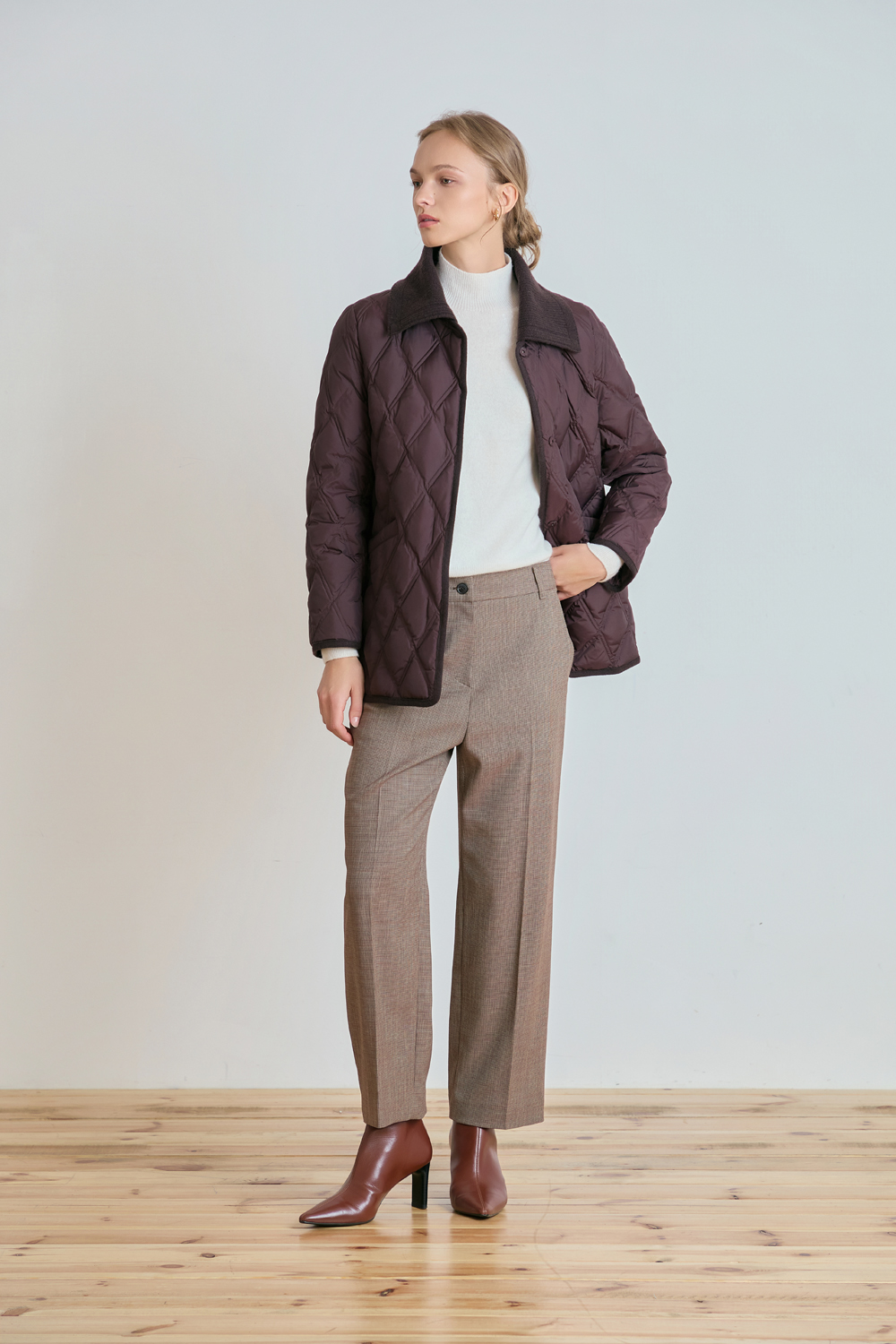 [캐리스노트] 니트 카라 퀄팅 다운 점퍼 브라운