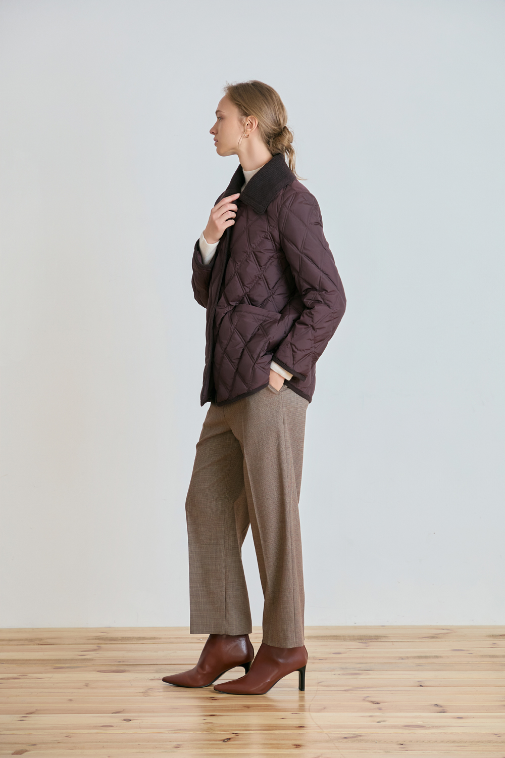 [캐리스노트] 니트 카라 퀄팅 다운 점퍼 브라운