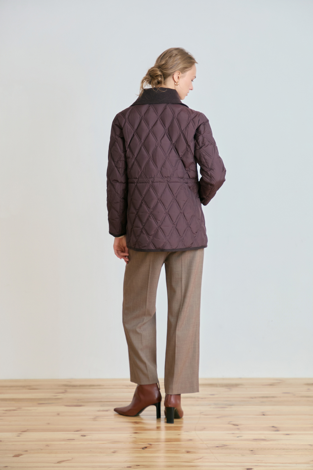 [캐리스노트] 니트 카라 퀄팅 다운 점퍼 브라운