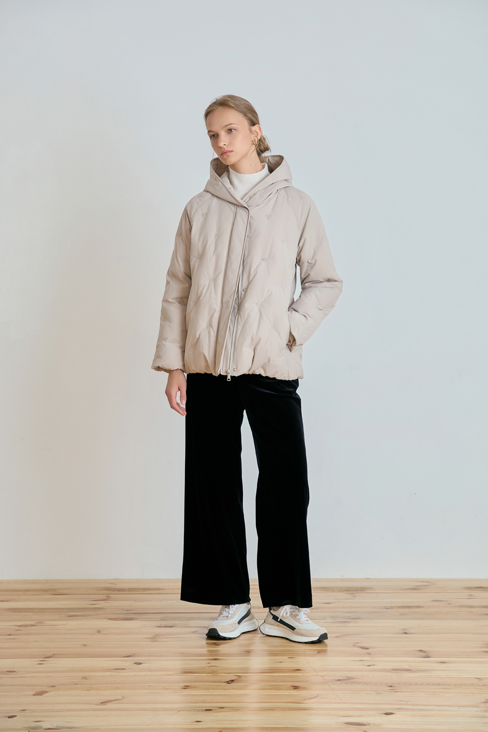 [공식몰] 자수 미디 다운 점퍼 베이지