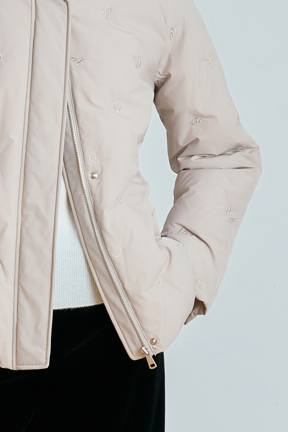 [캐리스노트] 자수 미디 다운 점퍼 베이지