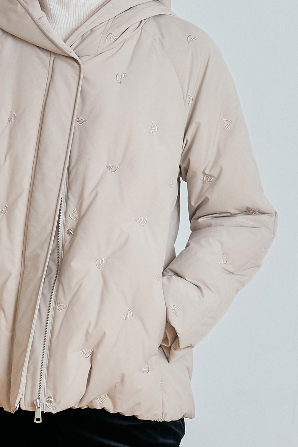 [캐리스노트] 자수 미디 다운 점퍼 베이지