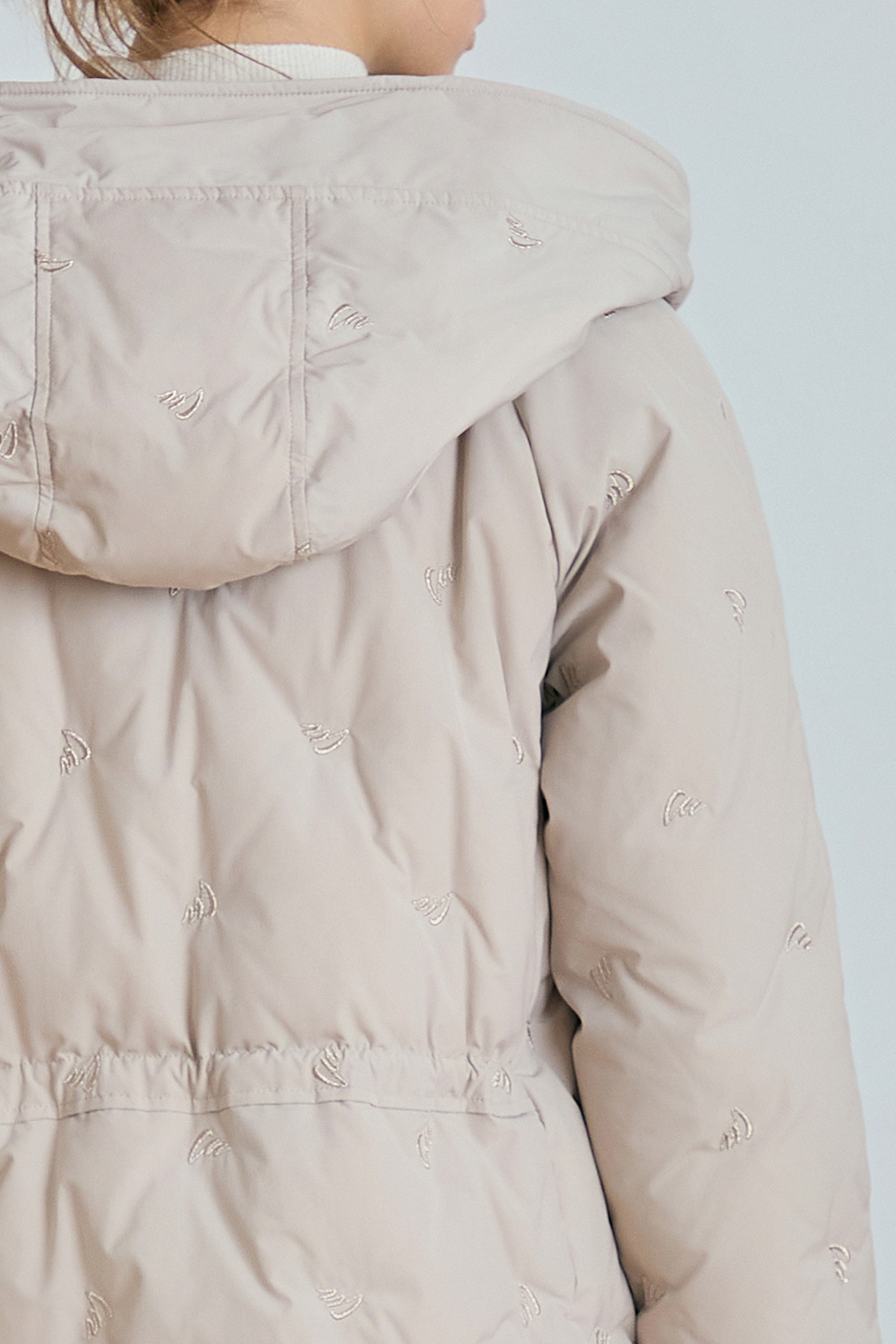 [캐리스노트] 자수 미디 다운 점퍼 베이지