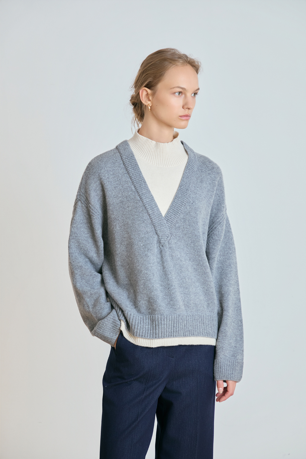 [공식몰] V넥 레이어드 스웨터 그레이