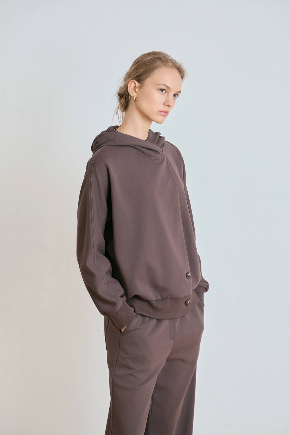 [공식몰] 앞여밈 후드 티셔츠 브라운