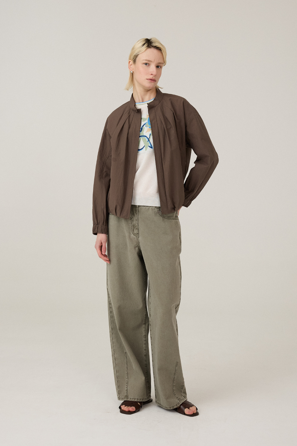 [캐리스노트] 반하이넥 턱 디테일 점퍼 브라운