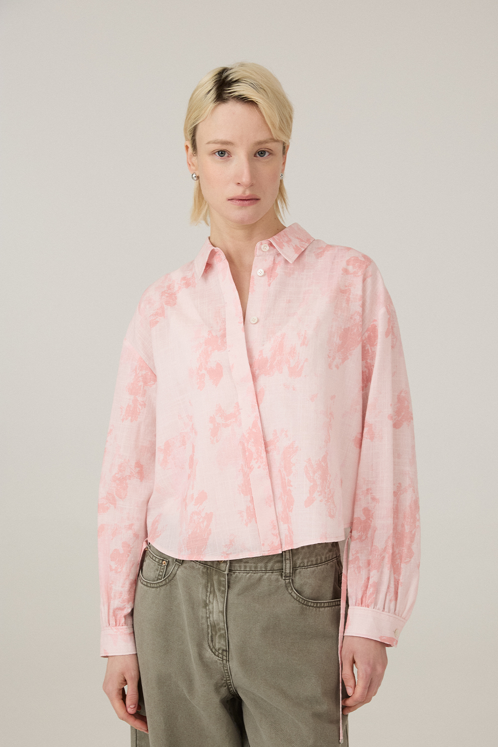 [캐리스노트] 코튼 블렌드 플로럴 셔링 블라우스 핑크