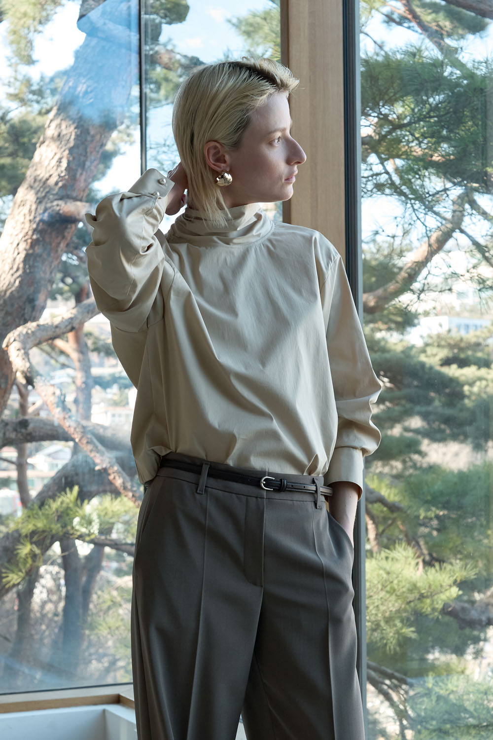 [캐리스노트] 터틀넥 스트랩 디테일 블라우스 베이지