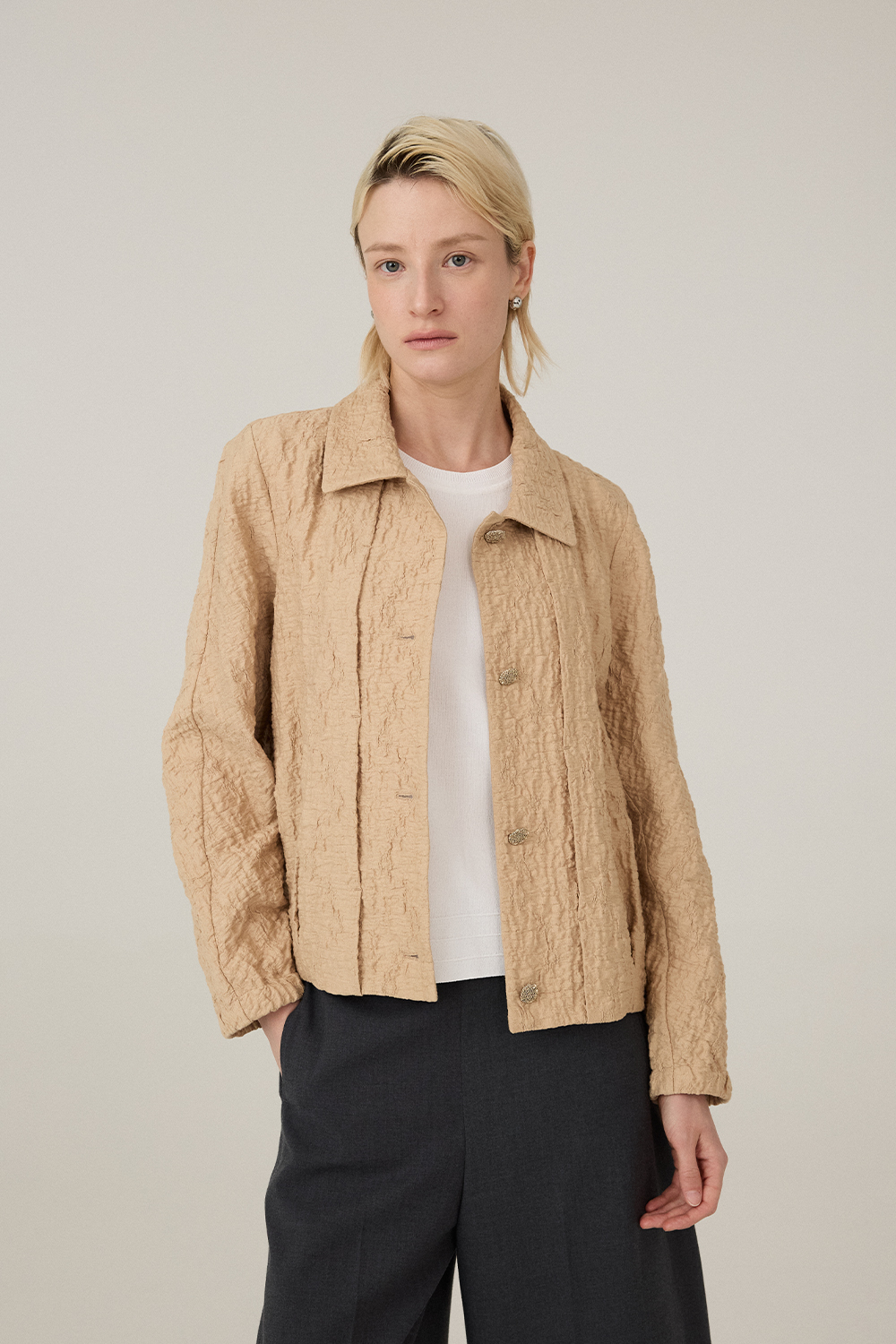 [캐리스노트] 엠보 텍스처 스탠카라 자켓 베이지