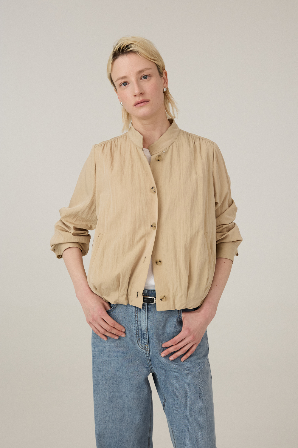 [캐리스노트] 셔링 포인트 크롭 블루종 베이지