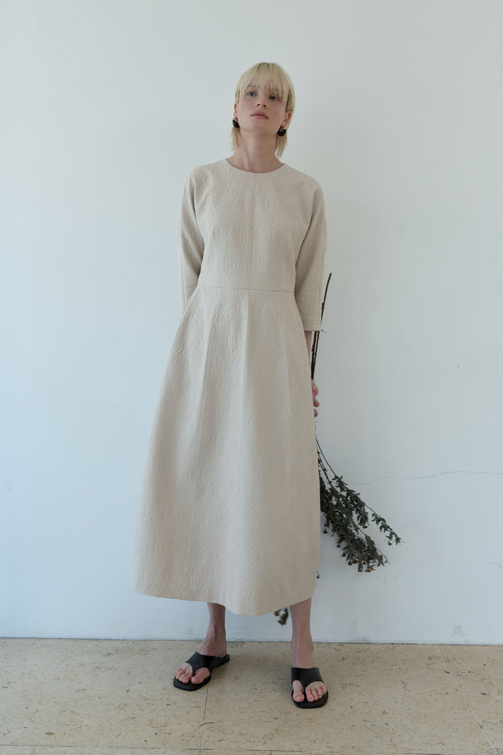 [캐리스노트] 자카드 패턴 벨트 롱 원피스 베이지