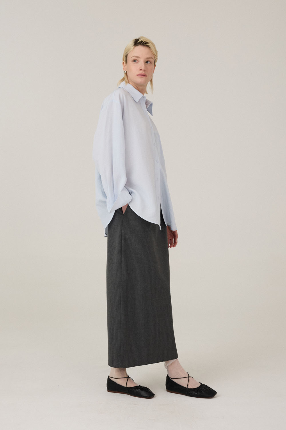 [캐리스노트][온라인단독] 클래식 핀스트라이프 미디 스커트 챠콜