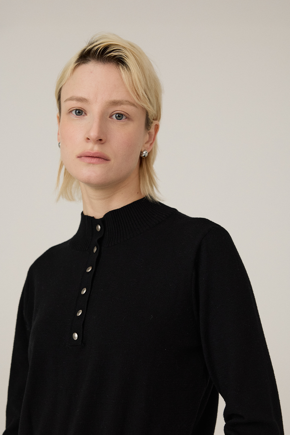 [캐리스노트] 버튼 포인트 니트 풀오버 블랙