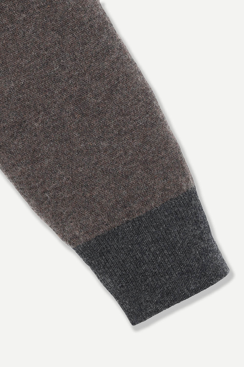 [공식몰] 배색 브이넥 버튼 니트 가디건 브라운