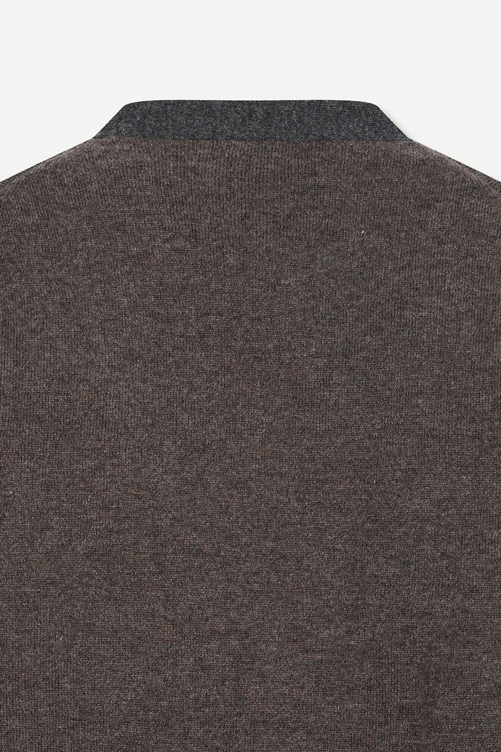 [공식몰] 배색 브이넥 버튼 니트 가디건 브라운