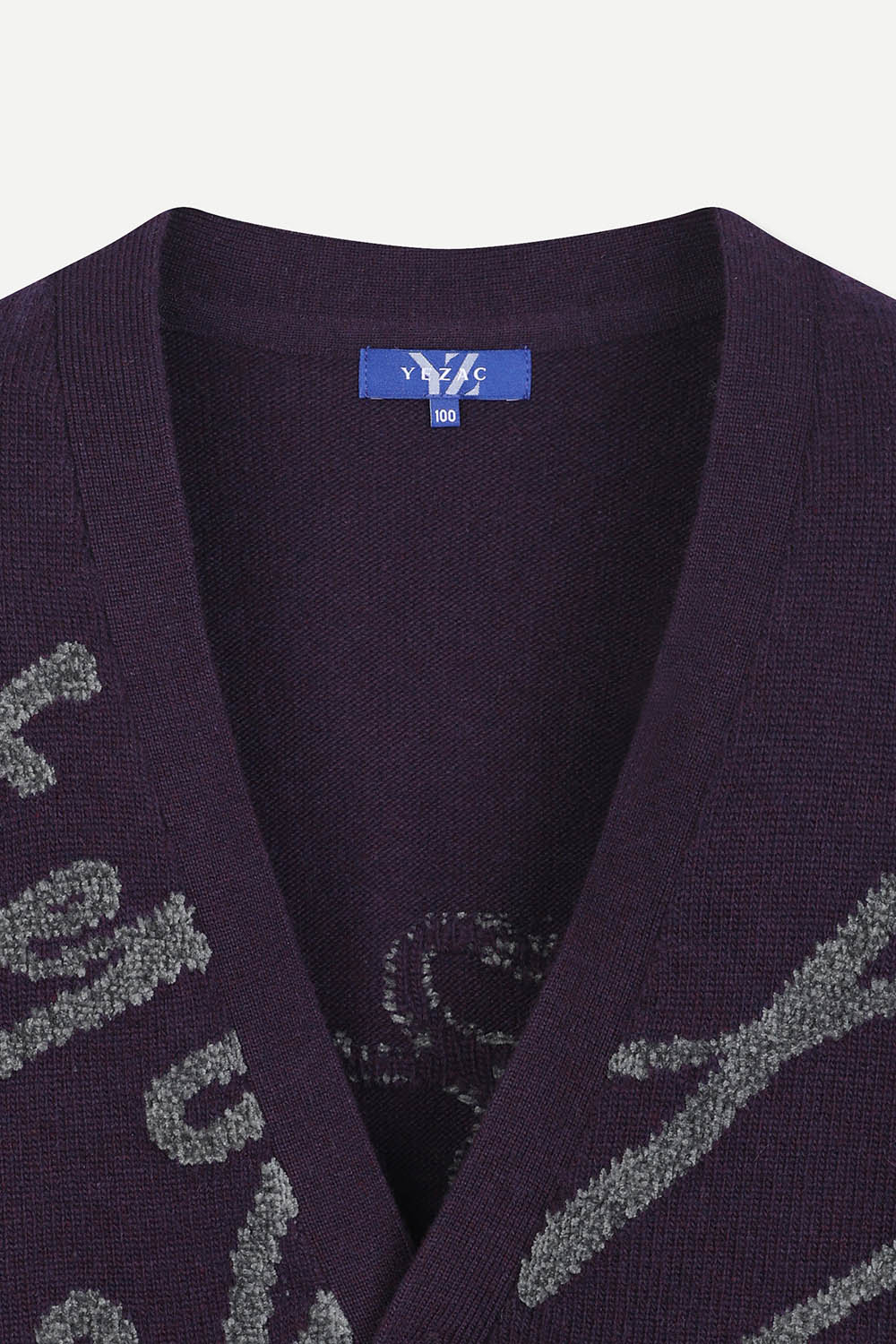 [공식몰] 레터링 자카드 브이넥 니트 가디건 바이올렛